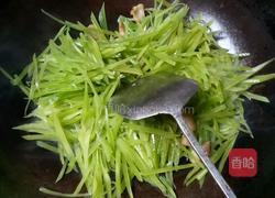 猪油渣炒莴苣丝的做法图解4