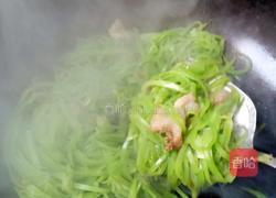 猪油渣炒莴苣丝的做法图解5