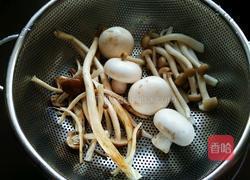 金华火腿菌菇炖鸡汤的做法图解4