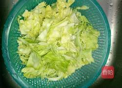 猪肉丝炒圆白菜的做法图解1