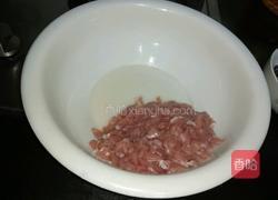 猪肉丝炒圆白菜的做法图解2