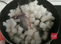 草鱼头炖萝卜丁的做法图解1