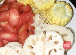 胡萝卜莲藕玉米排骨汤的做法图解1