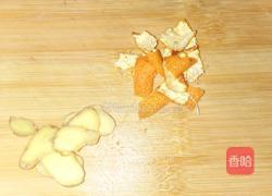 胡萝卜莲藕玉米排骨汤的做法图解2