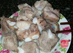 胡萝卜莲藕玉米排骨汤的做法图解3