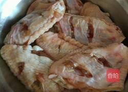 冰糖红闷鸡翅的做法图解1