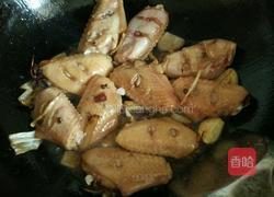 冰糖红闷鸡翅的做法图解3