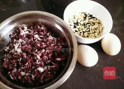 Illustration of how to make pepper-flavored black rice egg cake 1