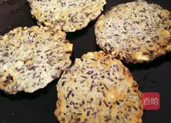 Illustration of how to make pepper-flavored black rice egg pancake 11