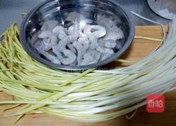 虾仁炒蒜黄的做法图解1