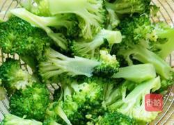 素炒西兰花的做法图解1