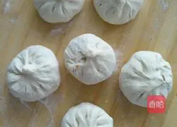 Illustration of how to make steamed buns stuffed with dried beans 11