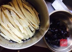 瘦肉炒木耳腐竹的做法图解3
