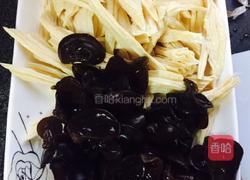 瘦肉炒木耳腐竹的做法图解4