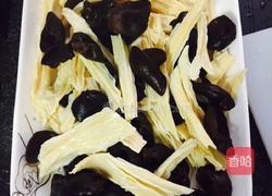 瘦肉炒木耳腐竹的做法图解6