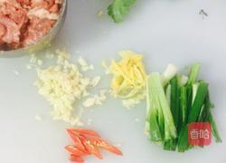 瘦肉炒木耳腐竹的做法图解7