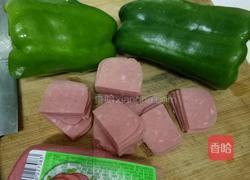 青椒炒火腿的做法图解1