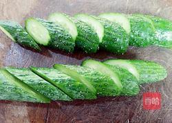 黄瓜炒香肠的做法图解3