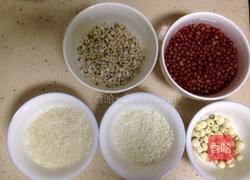 红豆薏仁莲子粥的做法图解1