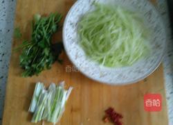 凉拌酸辣萝卜丝的做法图解1