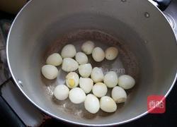 鹌鹑蛋炖平菇的做法图解1