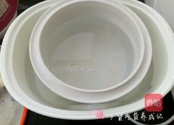 冰糖雪梨炖百合的做法图解2