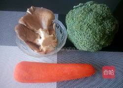 平菇炒西兰花的做法图解1