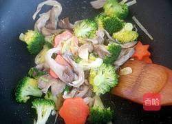 平菇炒西兰花的做法图解10