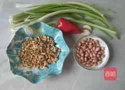 果仁炒芹菜的做法图解1