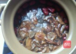 蘑菇红枣排骨汤的做法图解7
