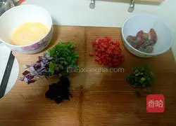 Illustration of how to make shrimp and egg fried rice 1