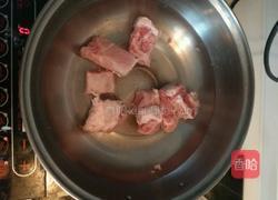 玉米排骨汤的做法图解1
