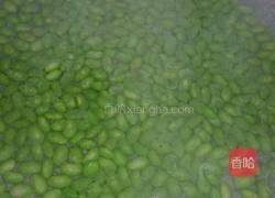 毛豆炒肉的做法图解2