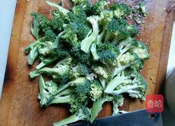 西兰花炒五花肉的做法图解1