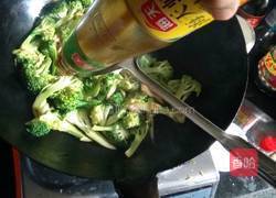 西兰花炒五花肉的做法图解7