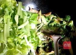 西兰花炒五花肉的做法图解8