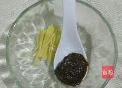 香菇蒜苔炖粉丝的做法图解2