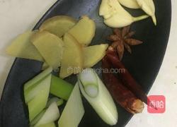 五花肉炖豆腐的做法图解2