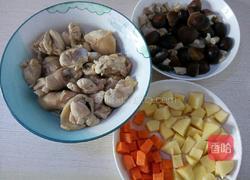 香菇鸡腿煲仔饭的做法图解2