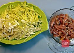 韭黄炒肉丝的做法图解2