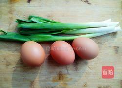 蒜苗炒鸡蛋的做法图解1