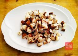 香菇丁炒菠菜的做法图解2