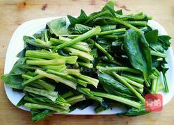 香菇丁炒菠菜的做法图解3