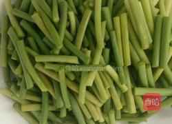 蒜苔炒薯条的做法图解1