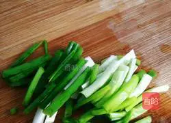 Illustration of how to make fried rice with scallions, oil and carrots 2