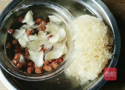 银耳百合红豆汤的做法图解2