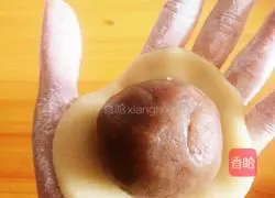 Illustration of how to make egg yolk and white lotus paste mooncake 6