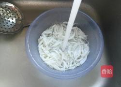 银鱼炒鸡蛋的做法图解2