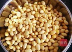 黄豆炖猪脚的做法图解1