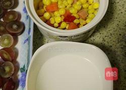玉米炒葡萄的做法图解1